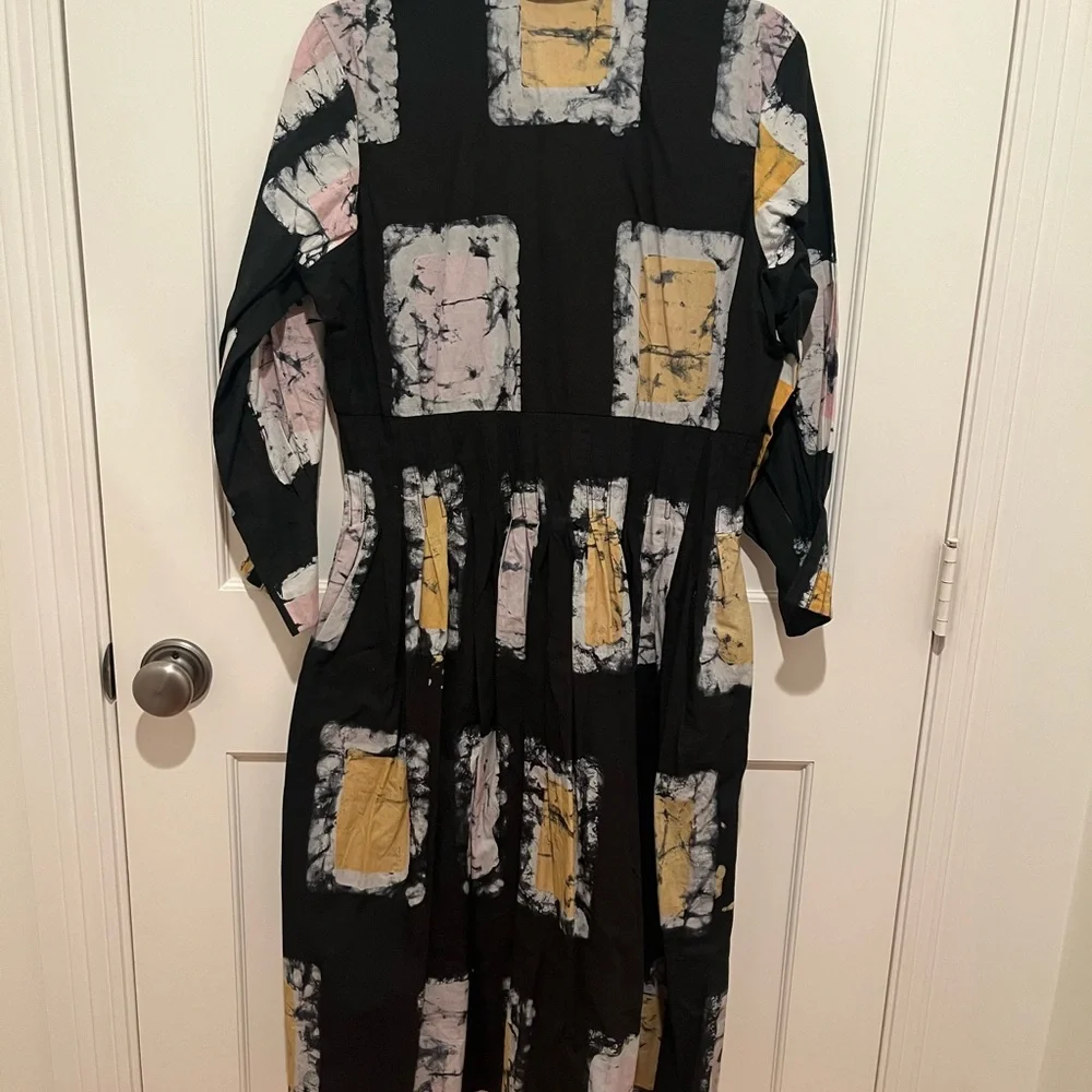Busayo Yewande Dress in Black Geometric Tie Dye Print - Picture 7 of 9